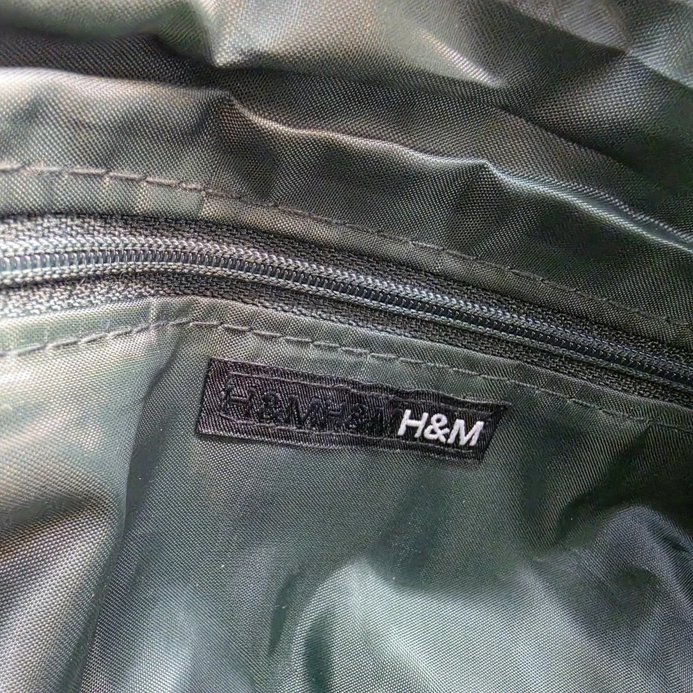 H&M Green Faux Snakeskin Clutch Wristlet Zip Pouch Evening Bag